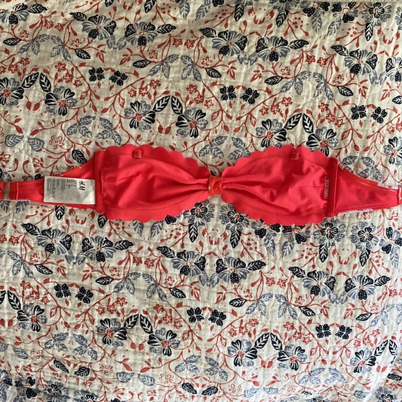 H&M bikini top. Size 4. NWOT. - Picture 2 of 3